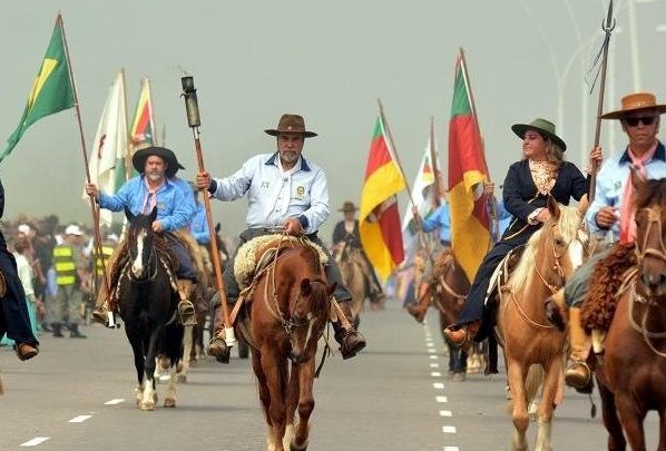 Procession de gauchos à cheval originaire du sud du Brésil