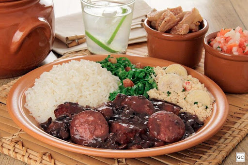 Une assiette de feijoada carioca traditionnelle, un plat emblématique de la culture gastronomique brésilienne.