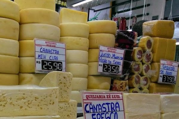 Un marché à Belo Horizonte qui vend du queijo canastra, la spécialité du Minas Gerais au Brésil. 