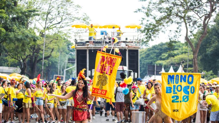 Monobloco, groupe populaire du carnaval au Brésil