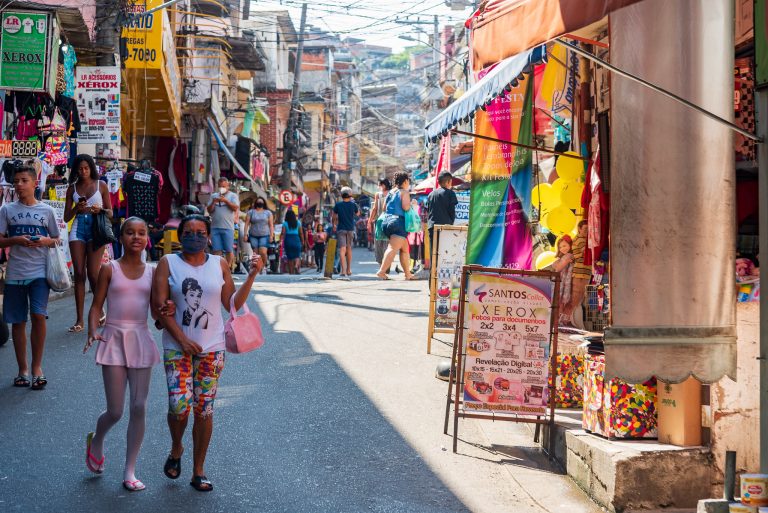 rue animée dans une favela du Brésil