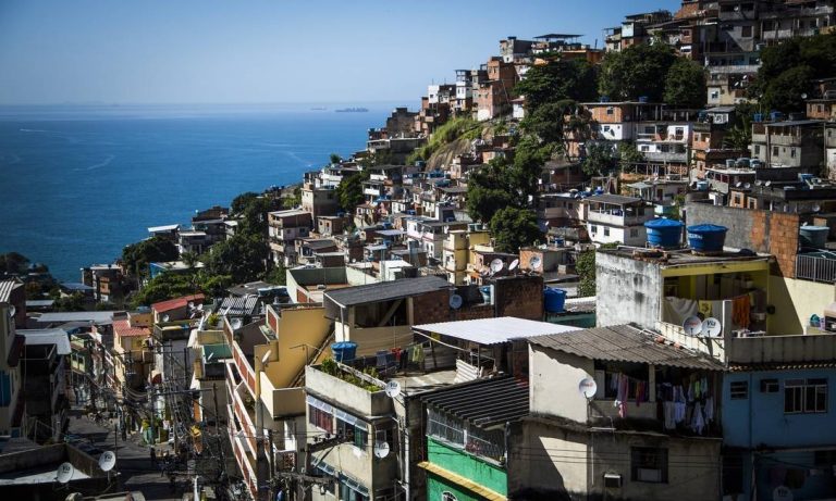 vue sur la mer depuis la favela de Vidigal à Rio de Janeiro