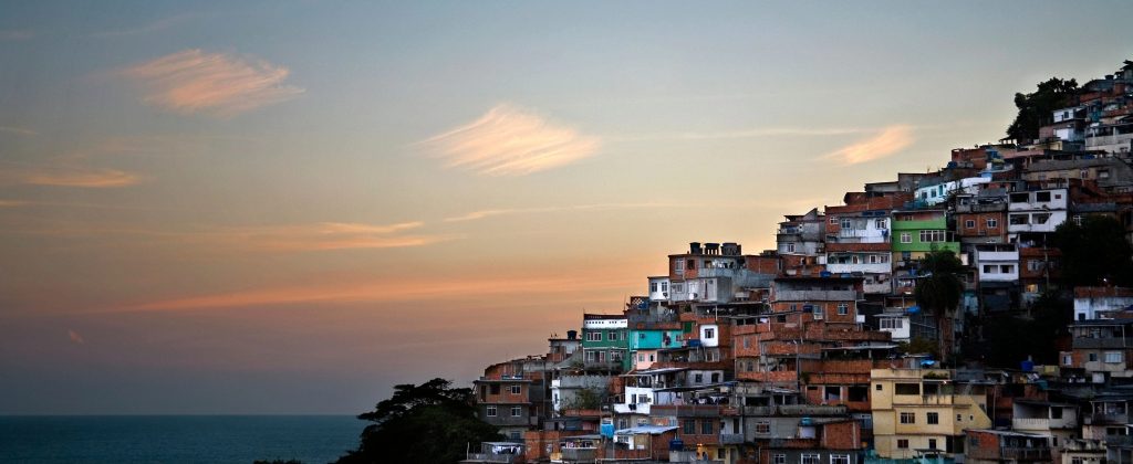 coucher de soleil sur la favela de Vidigal à Rio de Janeiro
