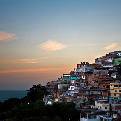 coucher de soleil sur la favela de Vidigal à Rio de Janeiro