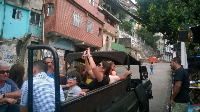 tourisme en jeep dans une favela