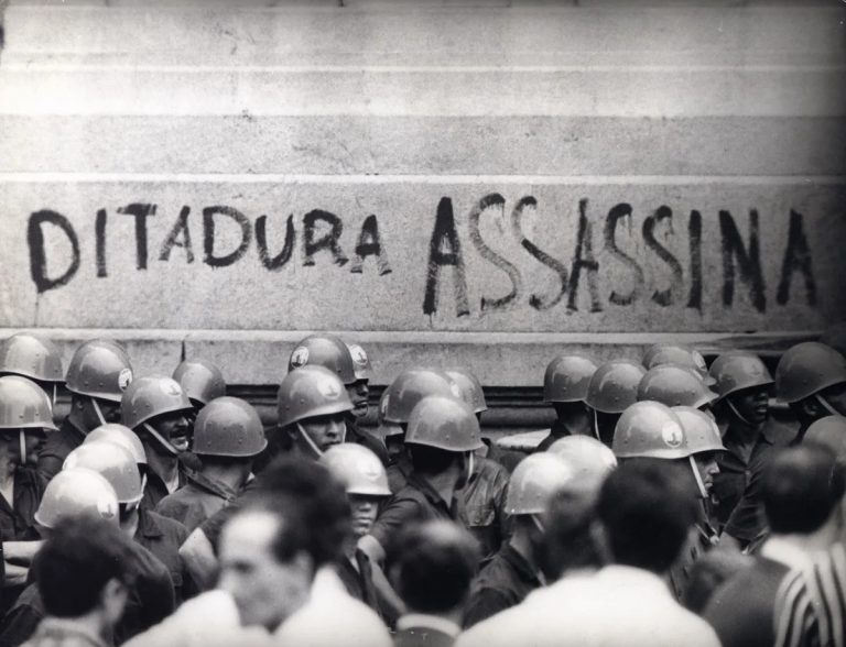 manifestation contre la dictature militaire au Brésil 