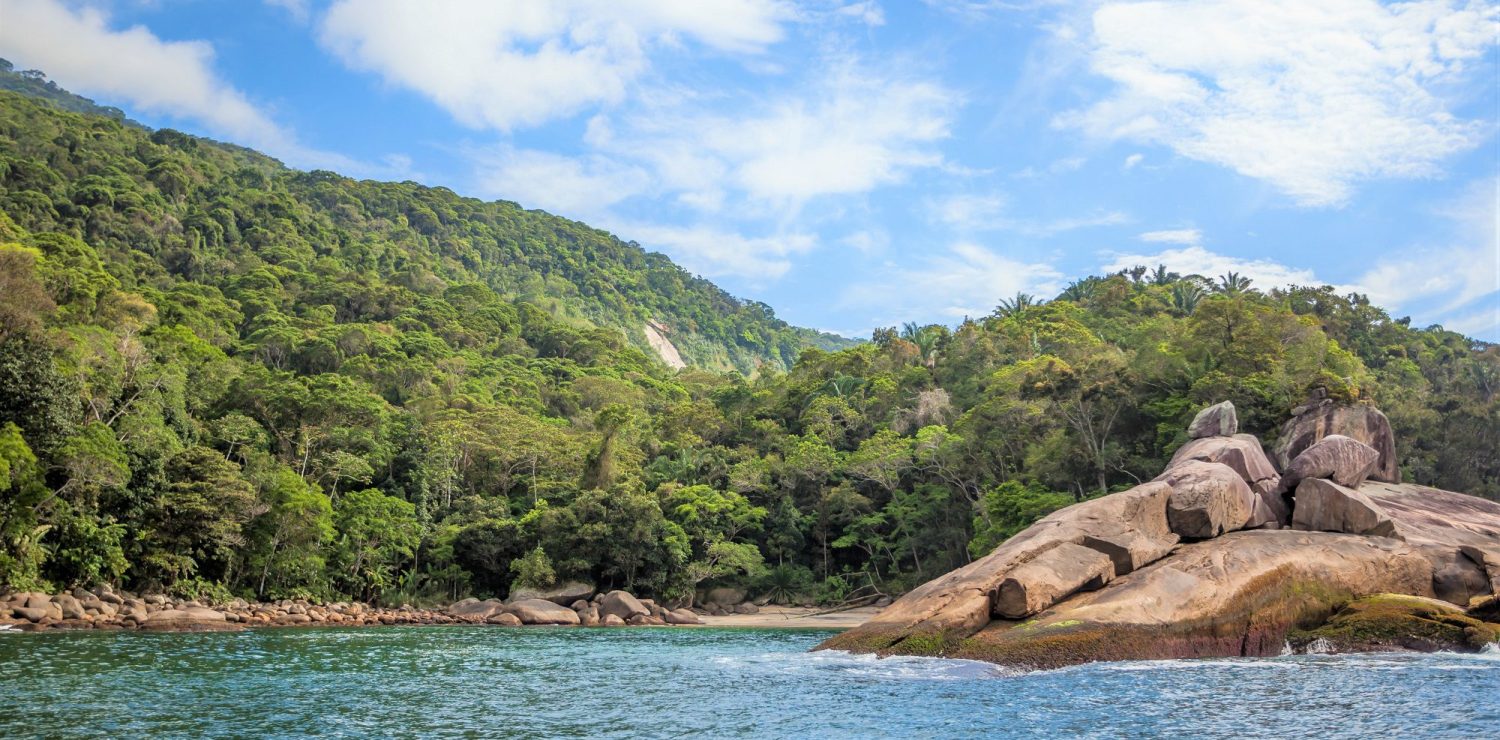 Vue d'Ilha Grande sur la Costa Verde au Brésil