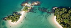 Vue d'îlots d'Angra dos Reis sur la Costa Verde au Brésil