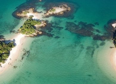 Vue d'îlots d'Angra dos Reis sur la Costa Verde au Brésil