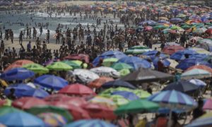 Une plage bondée en plein mois de janvier à Rio de Janeiro