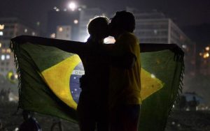 Un couple qui s'embrasse à la coupe du monde de foot 