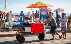 Vendeur de rue sur les plages de Rio de Janeiro