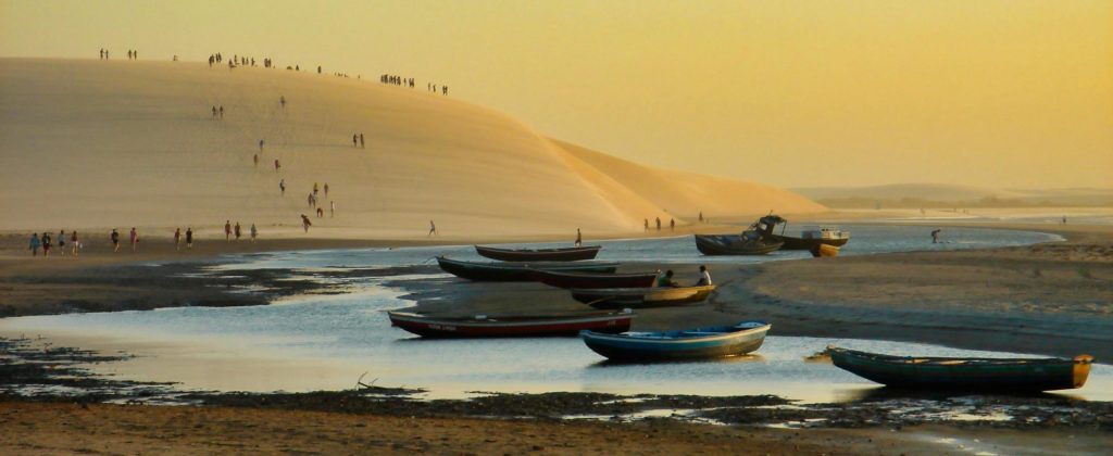 Un coucher de soleil sur la plage de Jericoacoara au Brésil