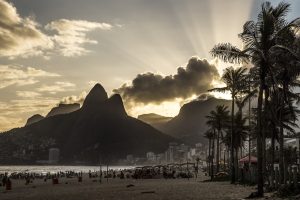 Coucher de soleil sur la plage d'Ipanema à Rio de Janeiro