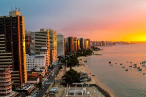 Un coucher de soleil sur la ville de Fortaleza dans le Nordeste