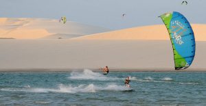 Des kitesurfeurs dans une lagune près de Jericoacoara au Brésil