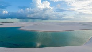 Un lagon des Lençois Marahenses dans le Nordeste du Brésil 