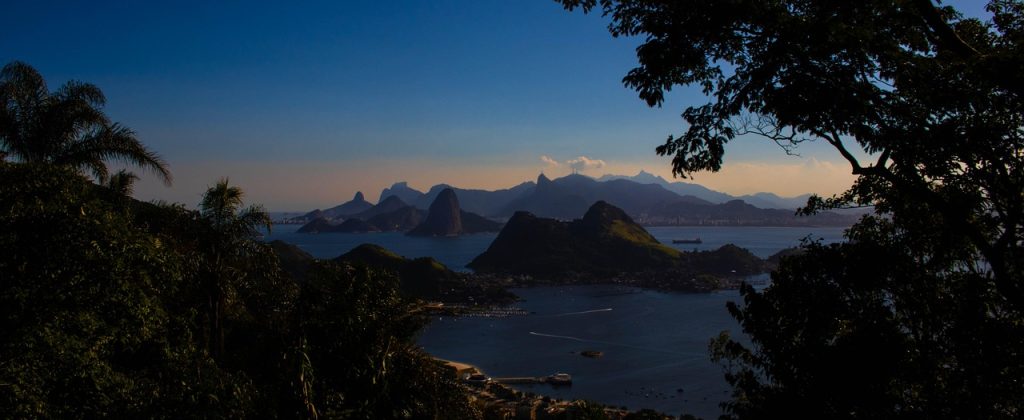 La baie de Rio de Janeiro vue de nuit 